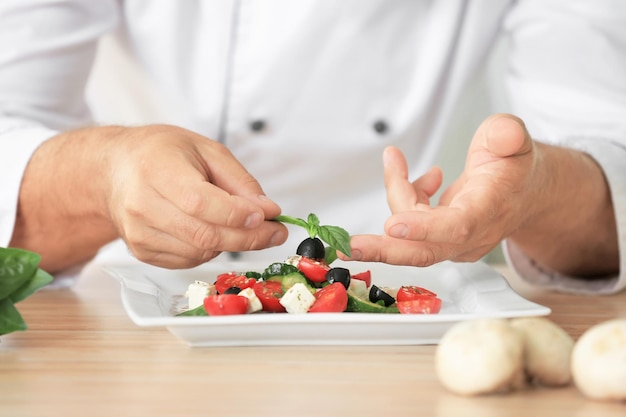 Szef kuchni przygotowujący danie
